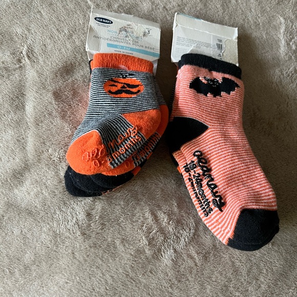 Kids Socks Old Navy 2 packs 6 pairs
3 pairs 18 - 24 months
3pairs 0-3 months - Picture 14 of 16
